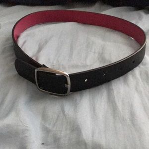 Reversible belt with a pink side and a black side